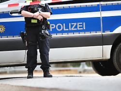 berlin deutschland auto faehrt bei csd in menschenmenge polizei am tatort
