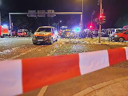 berlin deutschland auto faehrt bei csd in menschenmenge polizei und rettungskraefte versorgen in der nacht verletzte der tatort ist weitraeumig abgesperrt