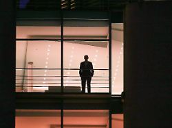 berlin deutschland bundeskanzleramt friedrich merz zum ersten mal im kanzlerbuero der neue bundeskanzler laeuft um 21 35 uhr das erste mal alleine durch sein buero