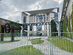 berlin deutschland bundeskanzleramt gespraech mit vertretern von gewerkschaften wirtschaftsverbaenden und koalition das gebaeude am abend von aussen