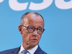 berlin deutschland deutscher bundestag pressekonferenz nach sondersitzung der unionsfraktion bundeskanzler friedrich merz cdu mit csu schriftzug im hintergrund