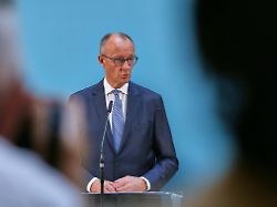 berlin deutschland deutscher bundestag pressekonferenz nach sondersitzung der unionsfraktion bundeskanzler friedrich merz cdu