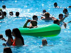 besucher schwimmen im wasser im grugabad in essen