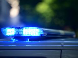 blaulicht blinkt auf einem auto der polizei