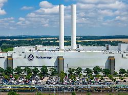 blick auf vw werk in zwickau am tag der aufsichtsratssitzung der volkswagen ag in wolfsburg organisiert die ig metall bundesweit informations und protestaktionen an zahlreichen standorten des konzerns