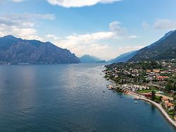 blick auf den gardasee von malcesine dorf