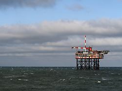 blick auf die bohrinsel des niederlaendischen unternehmens one dyas in der nordsee