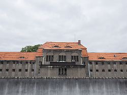 blick auf die justizvollzugsanstalt willich 1 zweiganstalt moenchengladbach neben dem landgericht