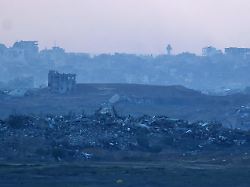 blick auf die truemmer zerstoerter haeuser in gaza aufnahme von einem huegel auf der israelischen seite