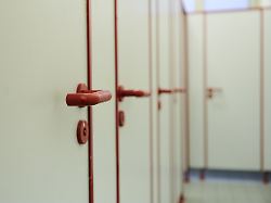 blick auf die tueren von toiletten in den usa hat ein explosionsartigen durchfall verursachender parasit inzwischen tausende menschen in mehreren bundesstaaten infiziert