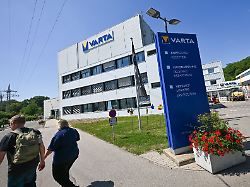 blick auf ein firmengebaeude des batterieherstellers varta der schwaebische batteriehersteller varta hat nach angaben aus finanzkreisen einen antrag auf insolvenz in eigenverwaltung gestellt