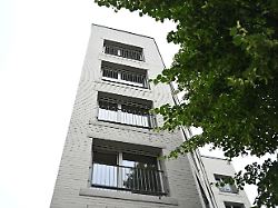 blick auf ein mehrparteienhaus das als sogenannter gebaeudetyp e errichtet wurde also unter verzicht auf die einhaltung von gesetzlich nicht zwingenden baustandards