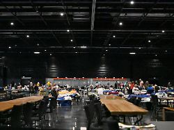 blick in eine halle auf dem messegelaende in bordeaux in der eine notunterkunft fuer evakuierte menschen eingerichtet ist vor den toren von bordeaux wueten waldbraende 1