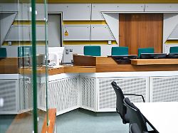 blick in einen gerichtssaal im kriminalgericht moabit