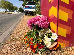 blumen liegen an der stelle wo ein student bei einem angriff auf offener strasse in trier getoetet worden ist der 22 jaehrige wurde von einem gleichaltrigen angegriffen wie die polizei mitteilte 1