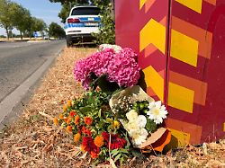 blumen liegen an der stelle wo ein student bei einem angriff auf offener strasse in trier getoetet worden ist der 22 jaehrige wurde von einem gleichaltrigen angegriffen wie die polizei mitteilte