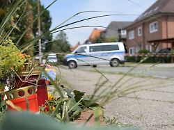 blumen und kerzen stehen und liegen am tatort einem gebaeude einer jugendeinrichtung in der einrichtung waren am vortag mehrere menschen durch schuesse getoetet worden