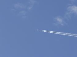 boeing 737 jet passagierflugzeug von norwegian air airlines das bei blauem himmel mit kondensstreifen oder dampfspuren im hintergrund fliegt england grossbritannien