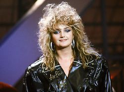 british singer bonnie tyler on the set of the tv show c est encore mieux l apres midi presented by christophe dechavanne in 1985
