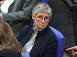 britta hasselmann in der 90 sitzung des 21 deutschen bundestages im reichstagsgebaeude berlin 10 07