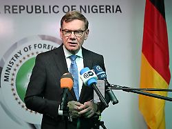 bundesaussenminister johann wadephul cdu spricht nach seinen gespraechen im nigerianischen aussenministerium waehrend einer pressekonferenz