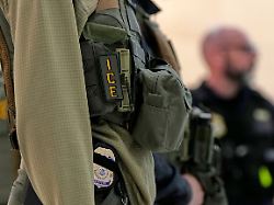 bundesbeamte der einwanderungsbehoerde sind am newark liberty international airport im einsatz