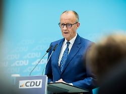 bundeskanzler friedrich merz cdu bundesvorsitzender aeussert sich bei einer pressekonferenz zur vorstellung der neuen cdu generalsekretaerin in der cdu bundesgeschaeftsstelle konrad adenauer haus