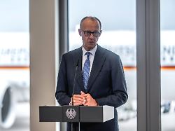 bundeskanzler friedrich merz cdu gibt vor seiner abreise in die tuerkei am flughafen berlin brandenburg ein statement
