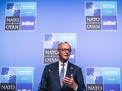 bundeskanzler friedrich merz cdu nimmt an einer pressekonferenz nach dem nato gipfel dem treffen des nordatlantikrats auf ebene der staats und regierungschefs teil