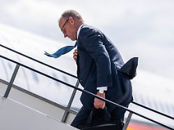 bundeskanzler friedrich merz cdu steigt am flughafen nach seinem besuch ins flugzeug anlass des besuchs ist der vorsitz irlands im rat der europaeischen union