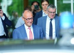 bundeskanzler friedrich merz mitte l cdu verlaesst nach der traditionellen sommer pressekonferenz mit regierungssprecher stefan kornelius r das haus der bundespressekonferenz bpk