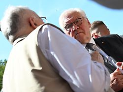 bundespraesident frank walter steinmeier spricht mit betroffenen waehrend der ausstellungseroeffnung we ahr strong fuenf jahre ein neuer blick