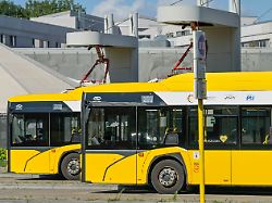 busse an elektrischer ladestation betriebshof der bvg hertzallee charlottenburg berlin deutschland