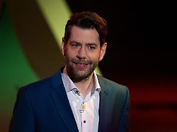 claus von wagner steht bei der aufzeichnung der jubilaeumssendung von der zdf politsatire die anstalt 2024 in einem tv studio