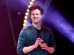 comedian luke mockridge beim mockridge comedy circus ein comedy abend mit luke mockridge friends im circus rondel duesseldorf 24 01
