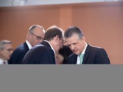 deu deutschland germany berlin 06 08 2025 alexander dobrindt bundesinnenminister csu und thorsten frei chef des bundeskanzleramts und bundesminister fuer besondere aufgaben cdu v l n r