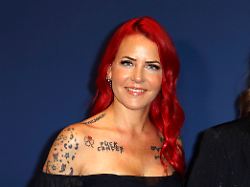 dana diekmeier bei der 15 alsterhaus christmas shopping night 2025 im alsterhaus sie traegt den schriftzug fuck cancer als tattoo