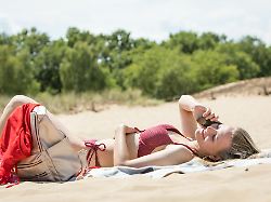 das handy im urlaub nutzen in laendern mit eu roaming in der regel kein problem ausserhalb der eu sollten aber lieber die einstellungen fuer mobile daten und roaming gecheckt werden