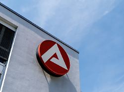 das logo der agentur fuer arbeit ist am behoerdengebaeude der agentur fuer arbeit in hof an der saale bayern zu sehen