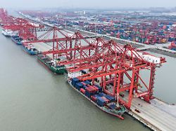 das luftbild einer drohne zeigt einen containerterminal des hafens taicang