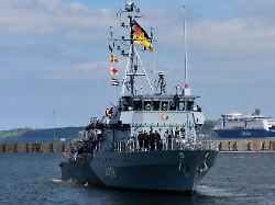 das minenjagdboot fulda laeuft vom marinestuetzpunkt kiel in richtung mittelmeer aus die verlegung erfolgt im rahmen einer vorausstationierung fuer einen moeglichen einsatz in der strasse von hormus 2