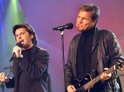 das popduo modern talking thomas anders und dieter bohlen r tritt am 2 3 2001 im rahmenprogramm der vorentscheidung zum grand prix d eurovision auf ausser konkurrenz natuerlich foto von der generalprobe