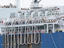 das regasifizierung schiff floating storage and regasification unit fsru neptune liegt im hafen mukran das regasifizierung schiff neptune gehoert zum energie terminal deutsche ostsee