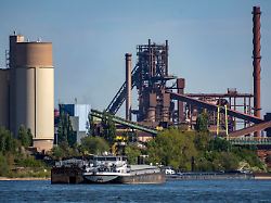 das thyssenkrupp steel stahlwerk in duisburg marxloh am rhein hochofen 2 frachtschiffe nrw deutschland