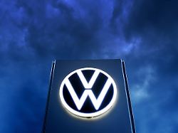 das volkswagen logo auf einer steele vor dunklem himmel feature symbolfoto 1