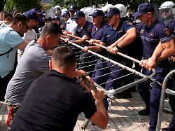 demonstranten versuchen eine barrikade zu entfernen waehrend polizisten diese bei zusammenstoessen im rahmen einer regierungskritischen kundgebung festhaelt