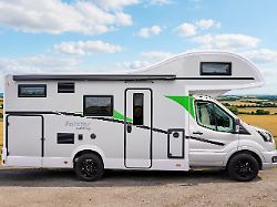 der forster alkoven a699 dbv mit hellgrau abgesetztem fahrerhaus und serienmaessigem 130 ps diesel basiert auf ford transit