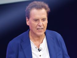 der fussballkomentator joerg dahlmann sitzt bei der auftaktsendung der sat 1 fernsehshow promi big brother 2022 im fernsehstudio in koeln