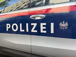 der schriftzug polizei steht an einem einsatzfahrzeug der oesterreichischen polizei