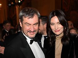 der bayerische ministerpraesident markus soeder csu und seine tochter gloria sophie burkandt zeigen sich bei seinem neujahrsempfang in der muenchner residenz